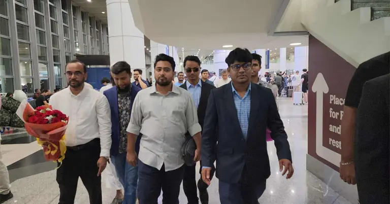মালয়েশিয়া পৌঁছেছেন নাহিদ ইসলাম